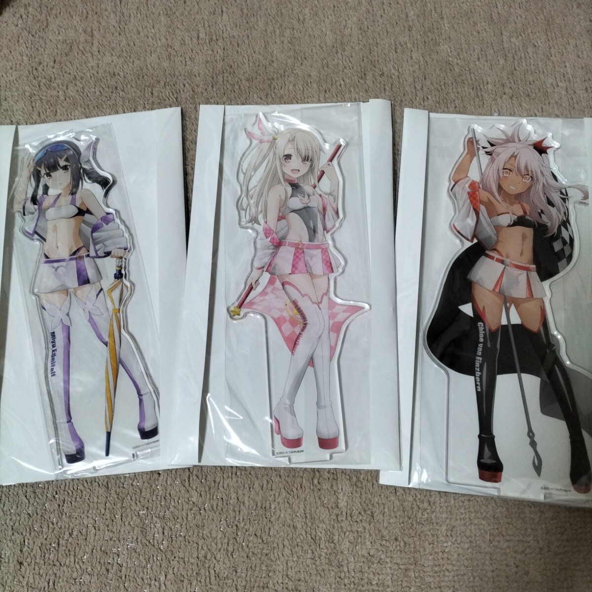 Fate/kaleid liner プリズマ☆イリヤ 描き下ろし特大アクリルスタンド イリヤ 美遊 クロエ レースクイーン カーテン魂
