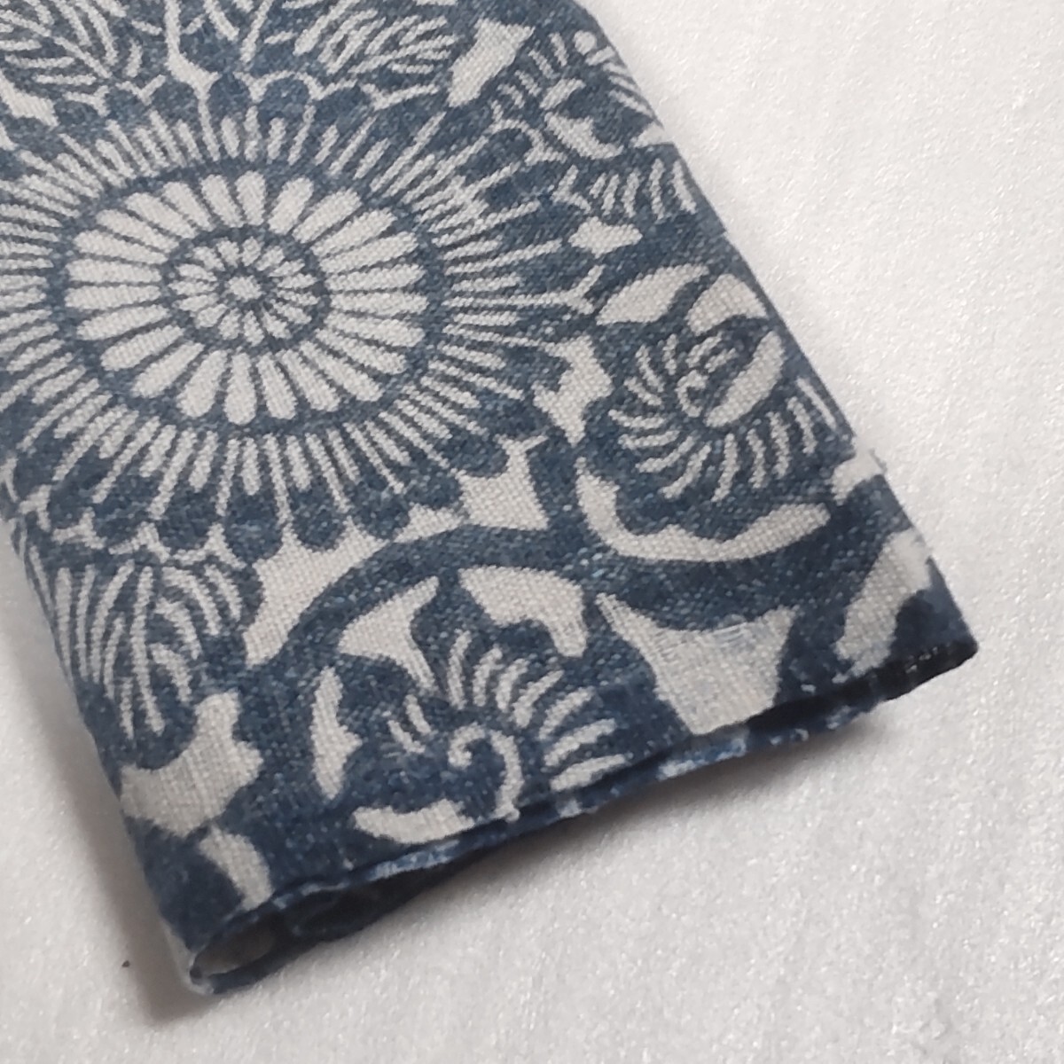 0450B 古布 手織り木綿 型染 藍染め 唐草 花 蓑(みの)? 布団 0450B 古布 手織り木綿 型染 藍染め 唐草 花 蓑(みの)? 布団