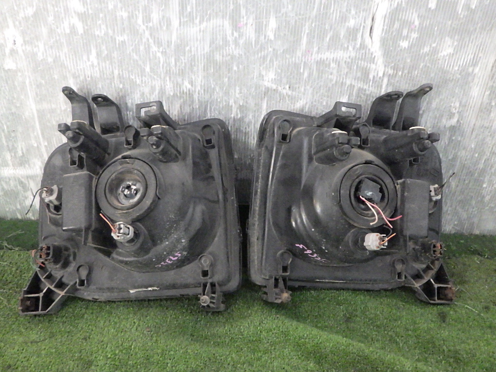 売り切り CBA-HE21S ラパン LE05C6137 ハロゲン ヘッドライト 左右 06-09-20-601 B2-L16-3 スリーアール長野