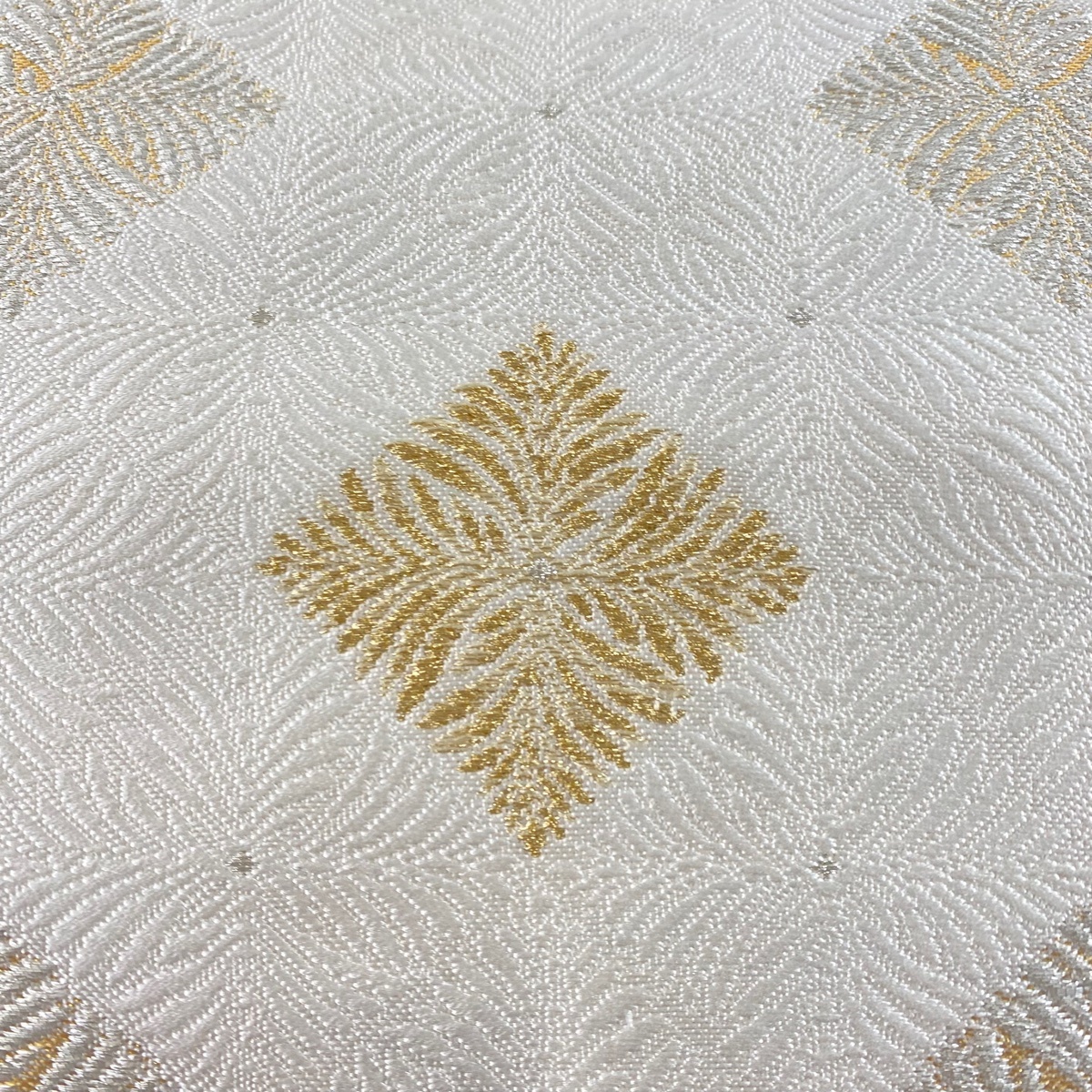 袋帯 美品 名品 菱 葉 金銀糸 白 六通 正絹 【中古】 袋帯 美品 名品 菱 葉 金銀糸 白 六通 正絹 【中古】