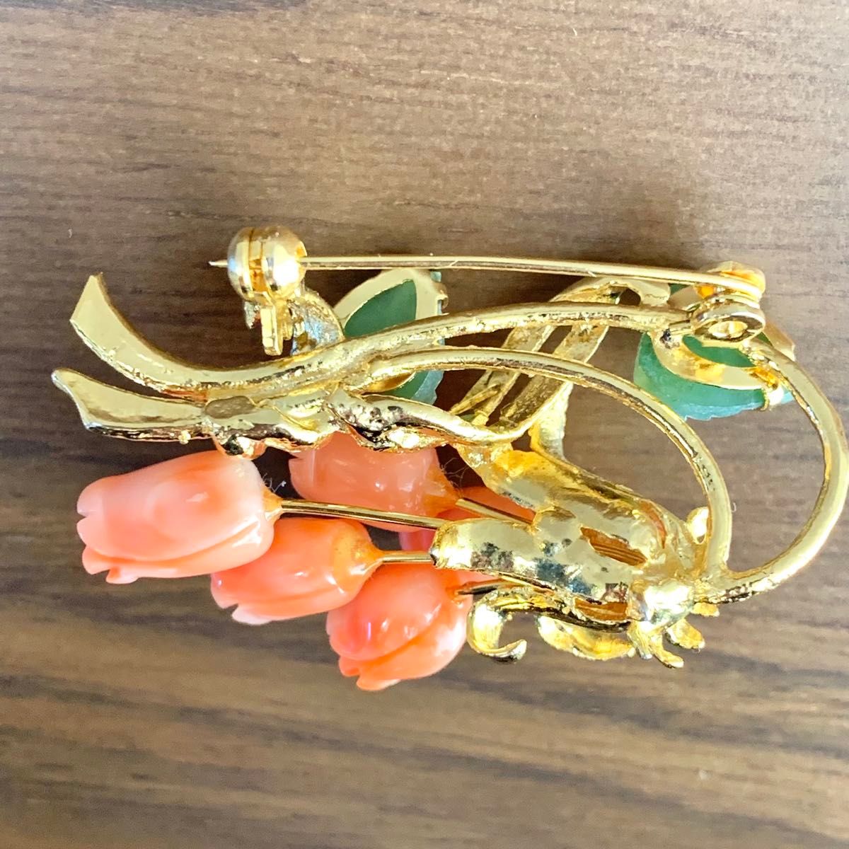 ヴィンテージ ブローチ 美品 ピンク珊瑚 翡翠 彫刻 チューリップ ヴィンテージ ブローチ 美品 ピンク珊瑚 翡翠 彫刻 チューリップ