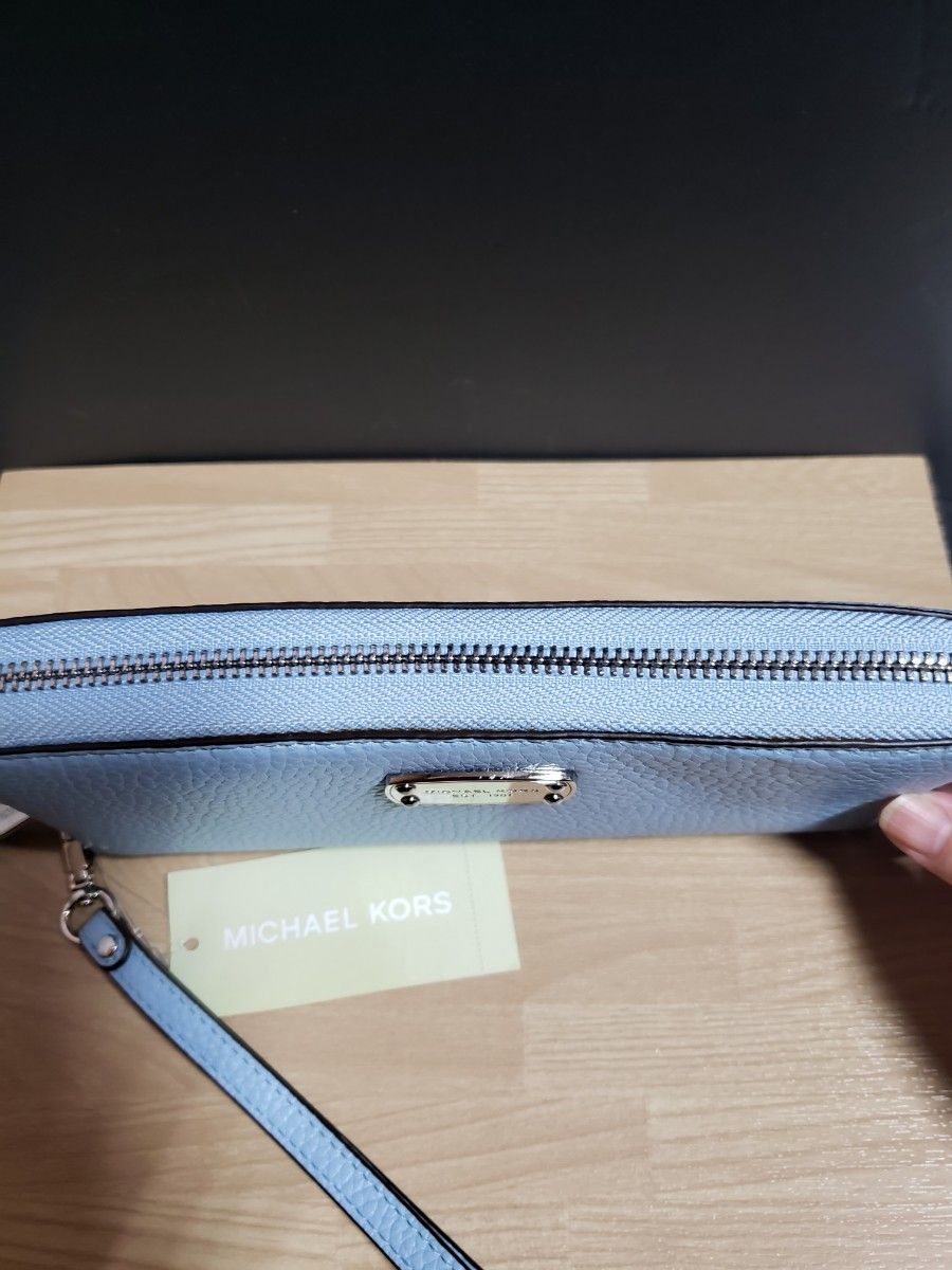 新品(紙タグ付き) マイケル・コース 長財布 水色 定価40700円 新品(紙タグ付き) マイケル・コース 長財布 水色 定価40700円