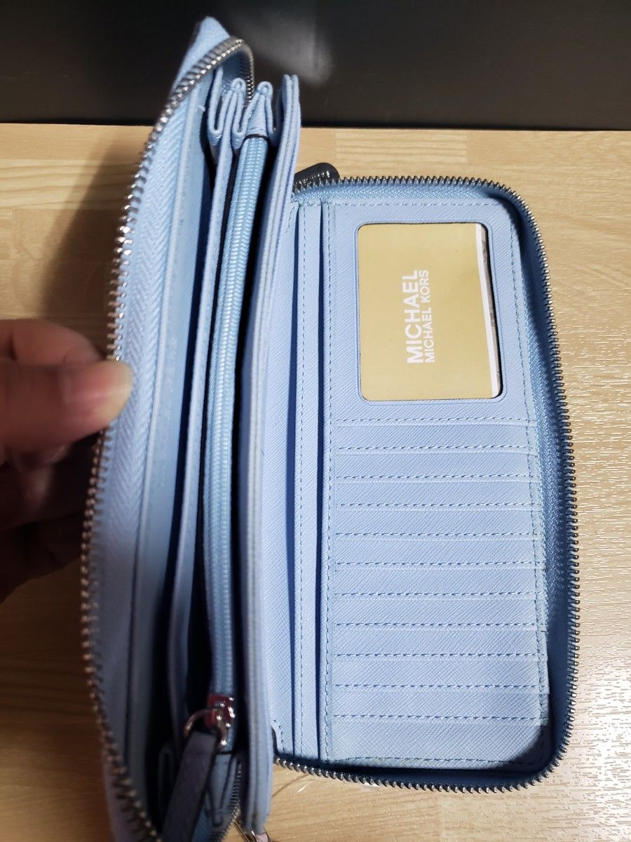新品(紙タグ付き) マイケル・コース 長財布 水色 定価40700円 新品(紙タグ付き) マイケル・コース 長財布 水色 定価40700円
