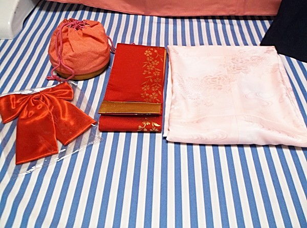 二尺袖 袴 袴下帯 襦袢 巾着 髪飾りのセット 中古 お安くどうぞ (7) _画像5