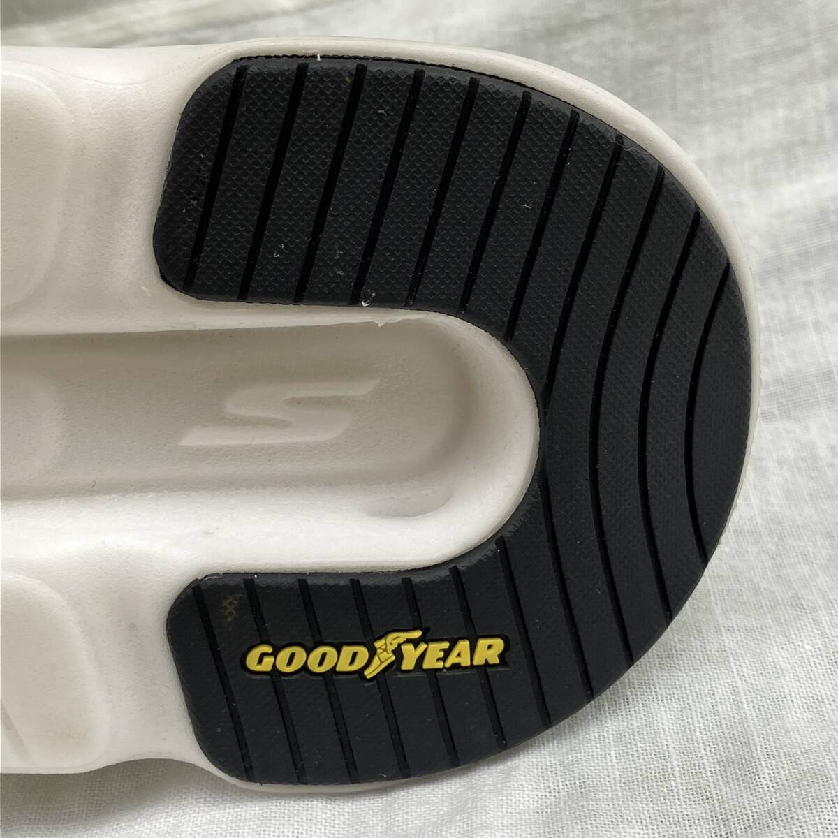 新品未使用品 ★skechers スケッチャーズ★メンズ 26.0cm 『GO RUN SWIRL TECH SPEED』 黄イエロー ランニングシューズ 220908/YEL