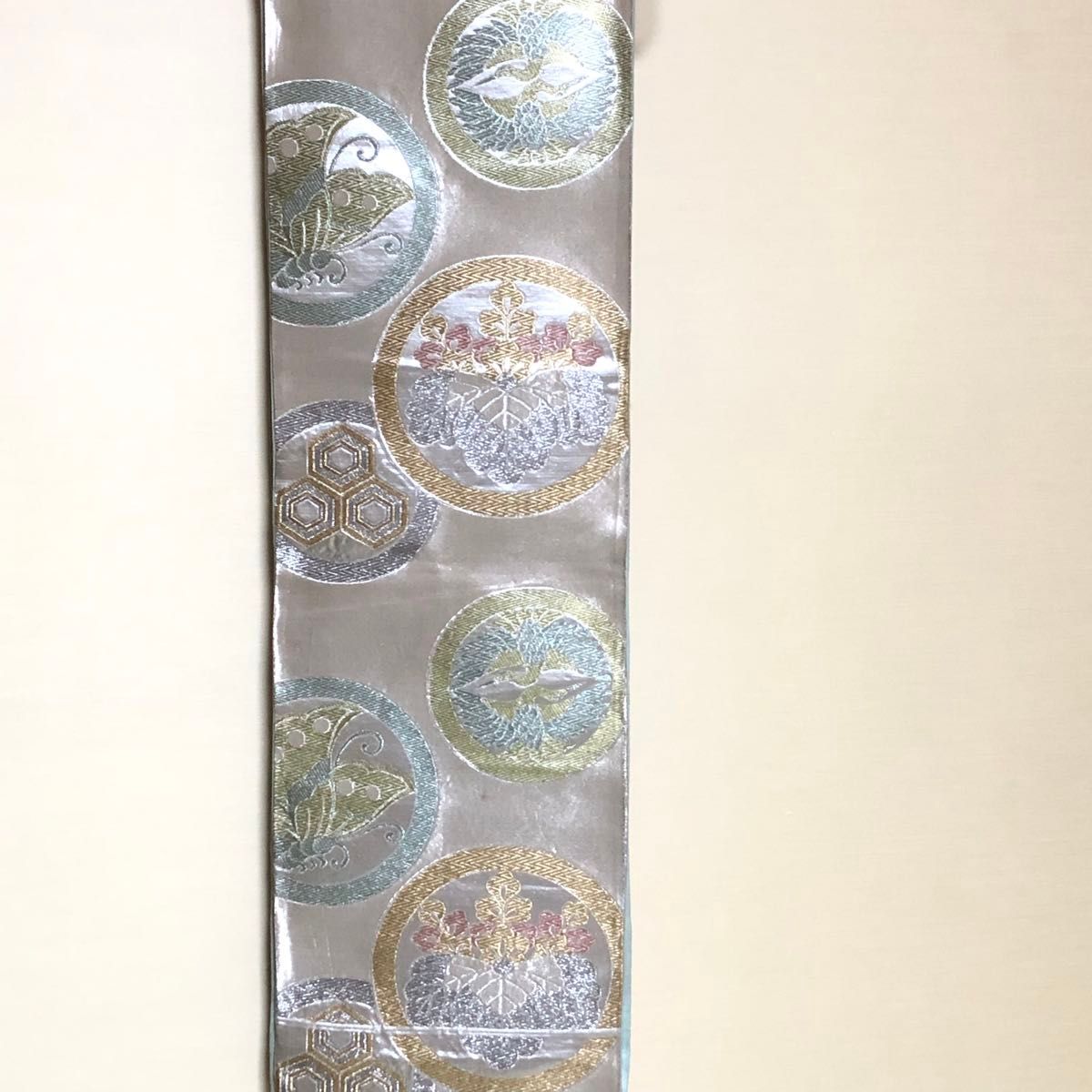 14273o 袋帯 丸紋に古典花・七宝花・亀甲花文様 桐箱入り 金糸 14273o 袋帯 丸紋に古典花・七宝花・亀甲花文様 桐箱入り 金糸
