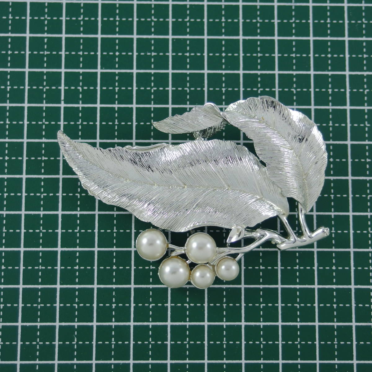 A4786*[SARAH COVENTRY] * beautiful goods * Vintage brooch * fake pearl . ornament ...2 sheets. leaf ..* leaf motif *