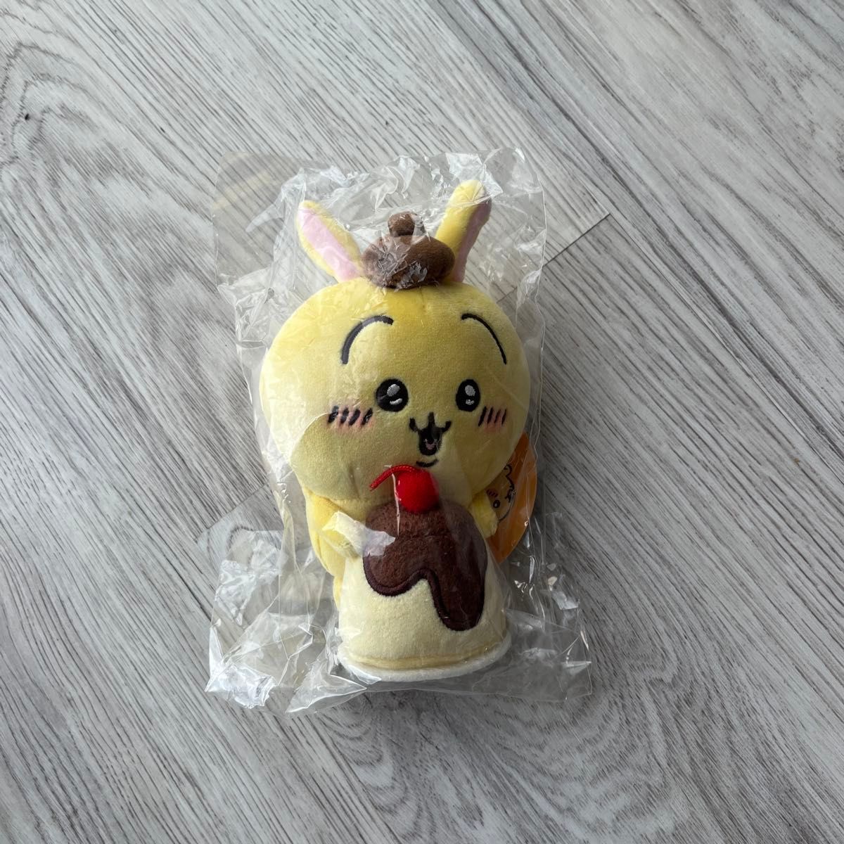 デスクトップから見守るひっかけぬいぐるみ(うさぎ・ポムポムプリン)