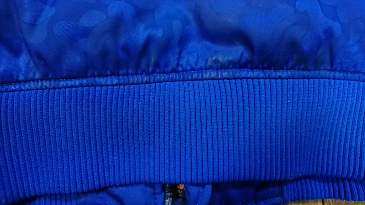 A BATHING APE■レディース■XS■ダウンジャケット■ブルーカモ_バック裾は擦れてテカリあり。