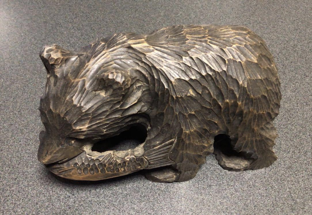 新着・木彫　彫刻　大型　「熊」　一刀彫　守護神　置物　美術　お宝 昭和44年 北海道　鮭_画像1