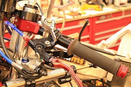 BabyFace × T2Racing コラボ！バーエンド 【 ゴールド 】NSR250R MC21 MC28　Φ１８－１９ｍｍ用_装着画像