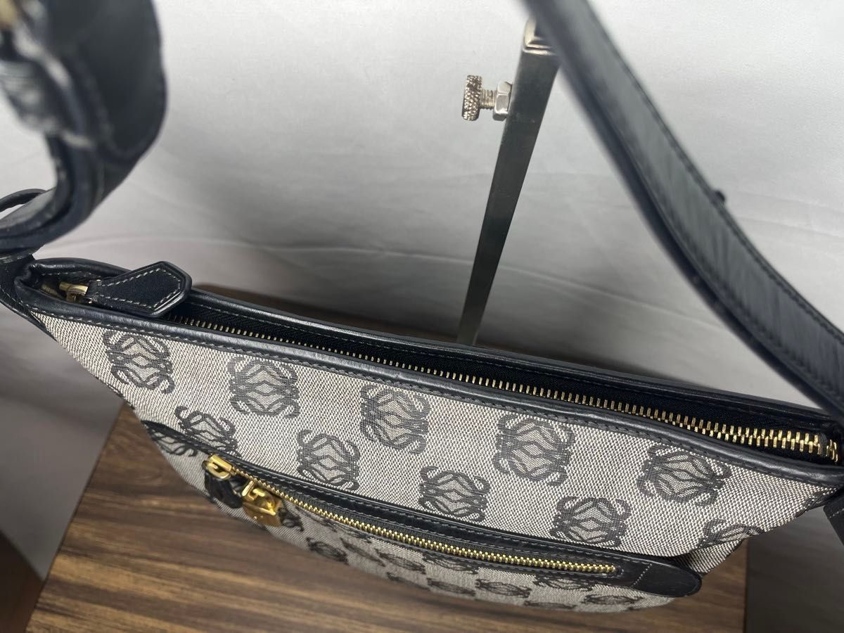 美品 LOEWE ロエベ リピートアナグラム ショルダーバッグ 黒 美品 LOEWE ロエベ リピートアナグラム ショルダーバッグ 黒