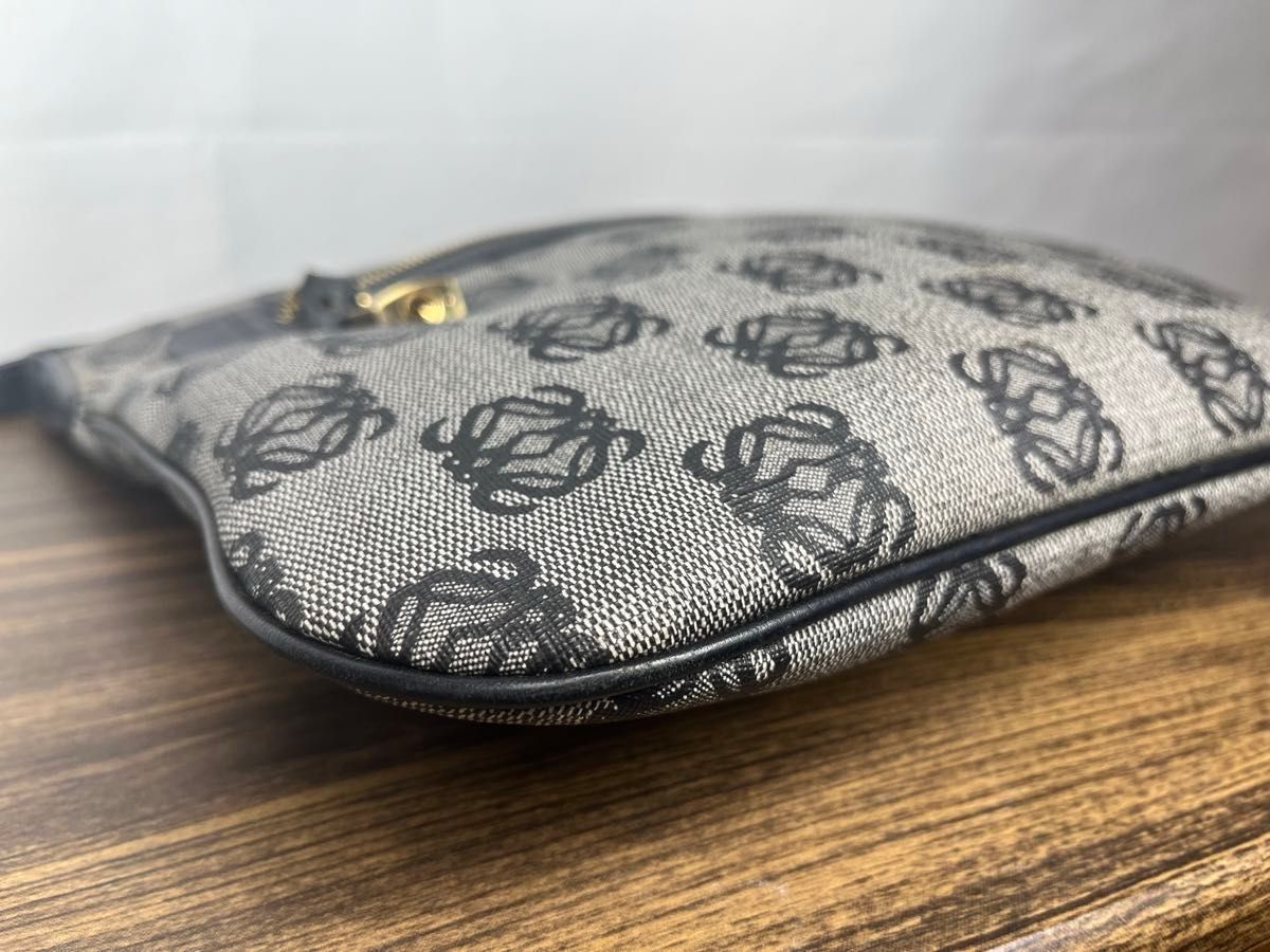 美品 LOEWE ロエベ リピートアナグラム ショルダーバッグ 黒 美品 LOEWE ロエベ リピートアナグラム ショルダーバッグ 黒