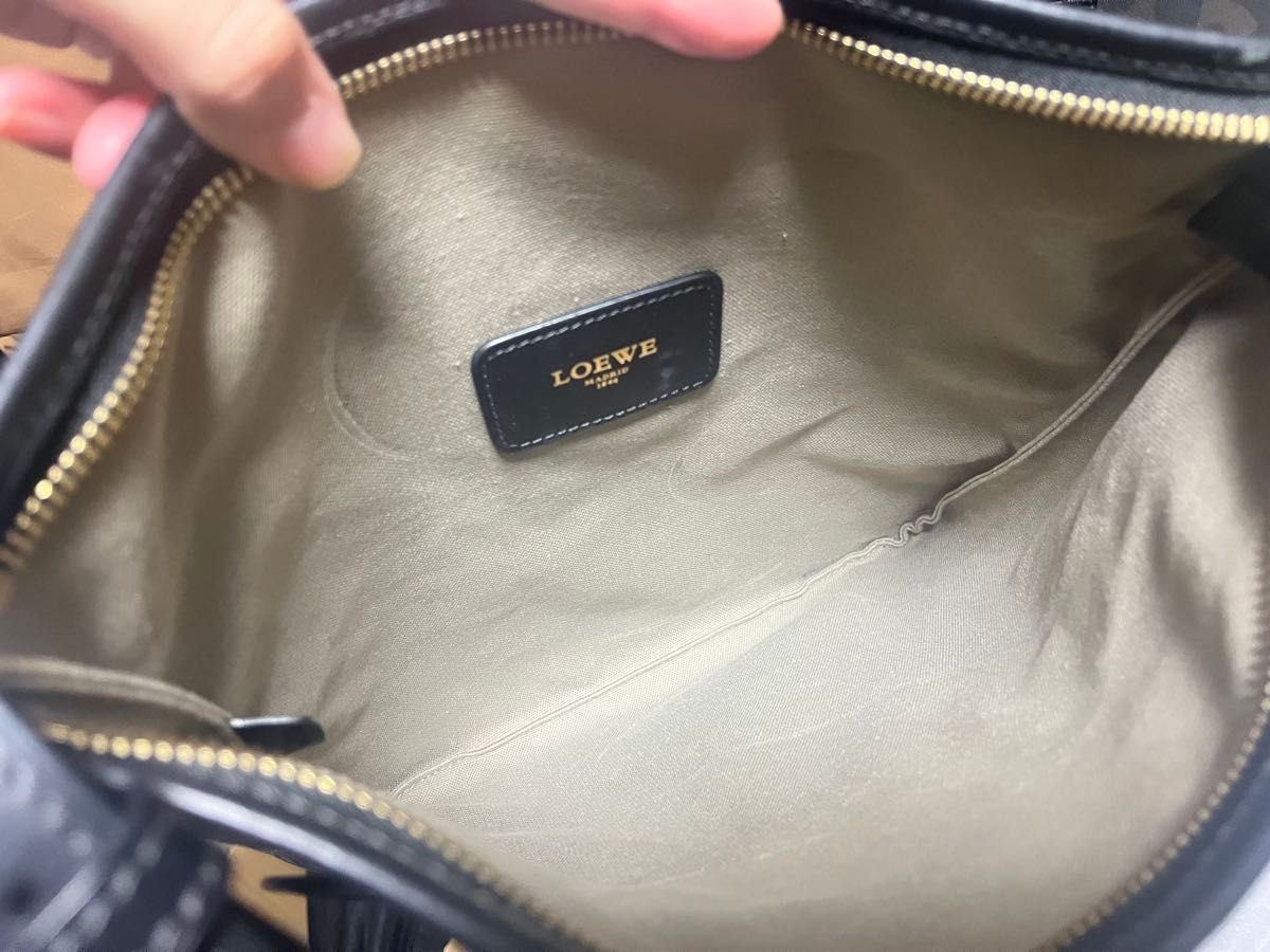 美品 LOEWE ロエベ リピートアナグラム ショルダーバッグ 黒 美品 LOEWE ロエベ リピートアナグラム ショルダーバッグ 黒