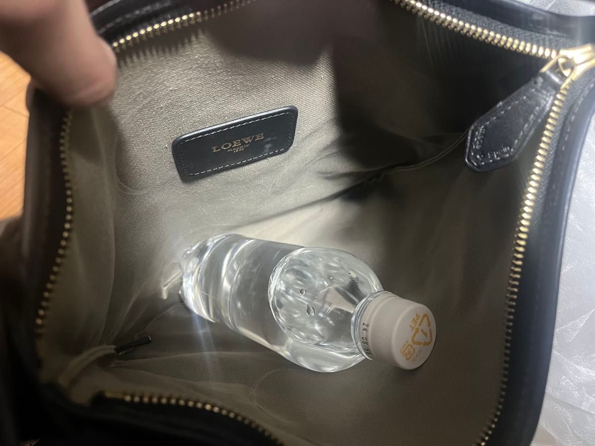 美品 LOEWE ロエベ リピートアナグラム ショルダーバッグ 黒 美品 LOEWE ロエベ リピートアナグラム ショルダーバッグ 黒