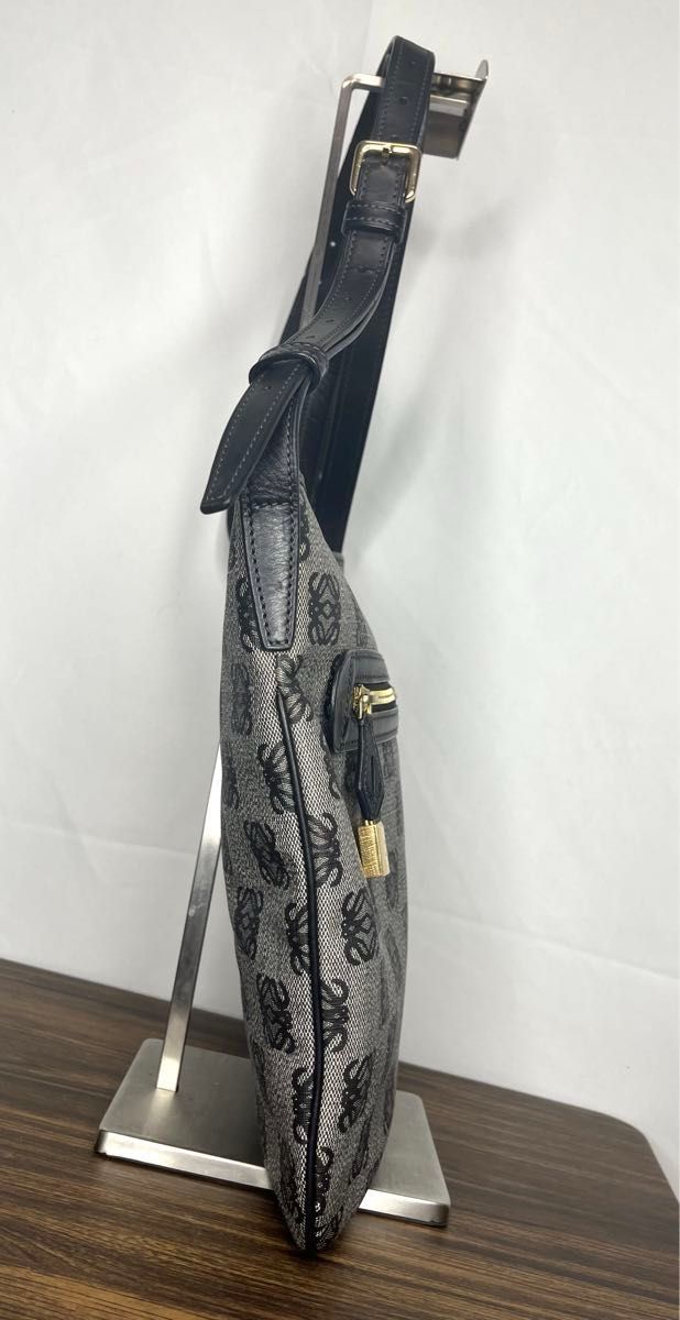 美品 LOEWE ロエベ リピートアナグラム ショルダーバッグ 黒 美品 LOEWE ロエベ リピートアナグラム ショルダーバッグ 黒