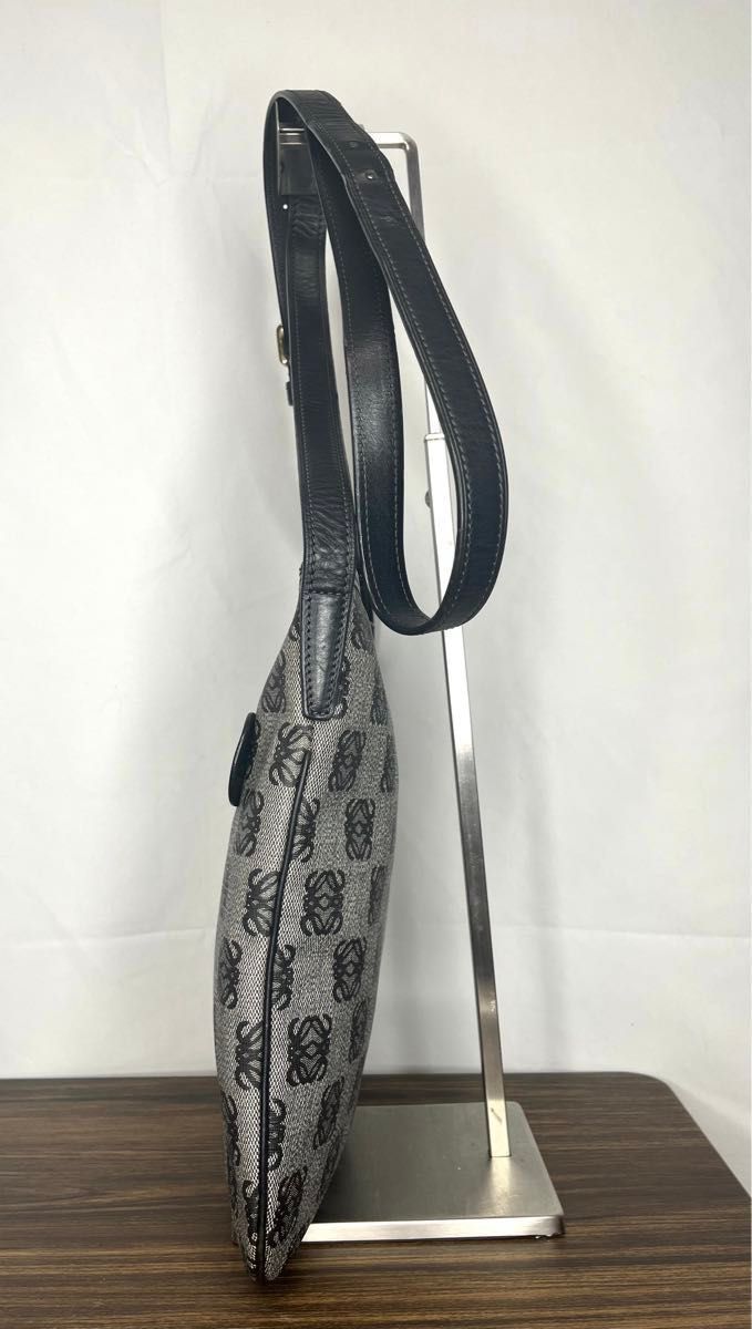 美品 LOEWE ロエベ リピートアナグラム ショルダーバッグ 黒 美品 LOEWE ロエベ リピートアナグラム ショルダーバッグ 黒