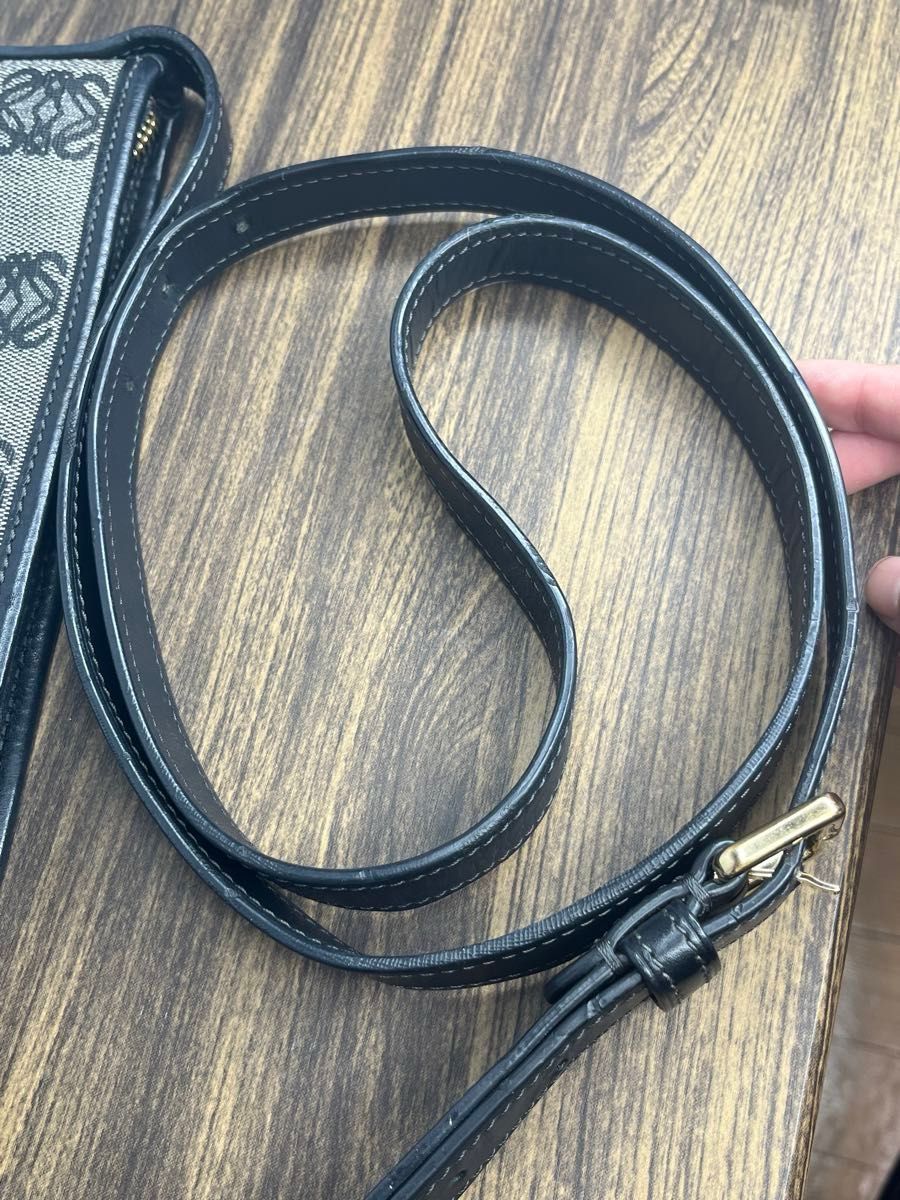 美品 LOEWE ロエベ リピートアナグラム ショルダーバッグ 黒 美品 LOEWE ロエベ リピートアナグラム ショルダーバッグ 黒