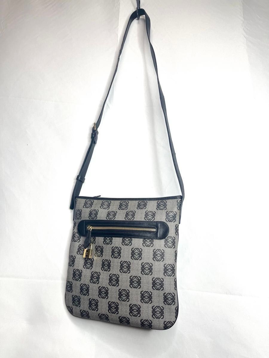 美品 LOEWE ロエベ リピートアナグラム ショルダーバッグ 黒 美品 LOEWE ロエベ リピートアナグラム ショルダーバッグ 黒