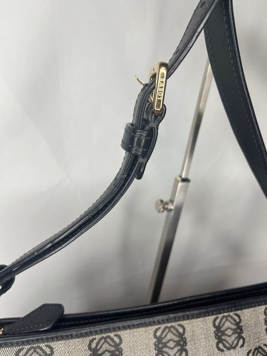 美品 LOEWE ロエベ リピートアナグラム ショルダーバッグ 黒 美品 LOEWE ロエベ リピートアナグラム ショルダーバッグ 黒