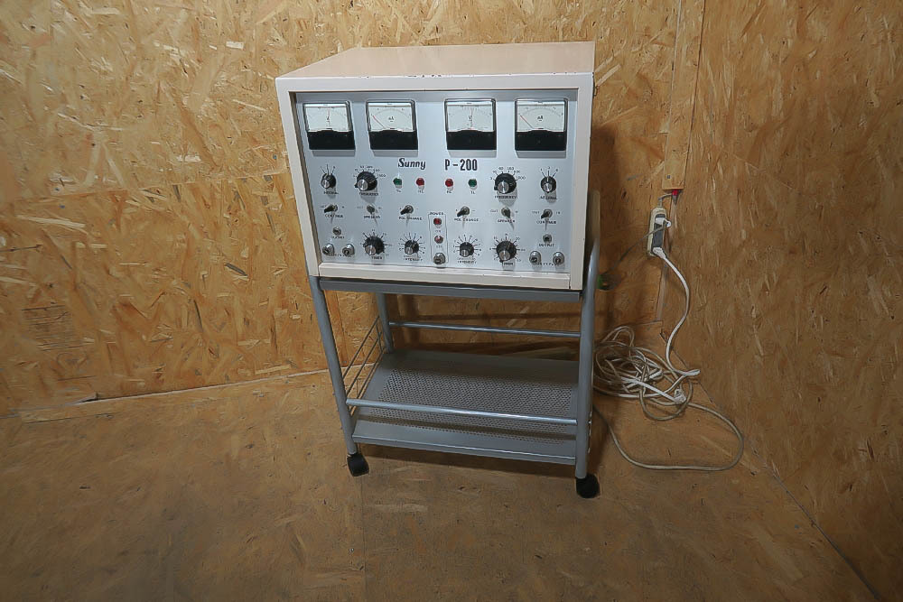 ★ 有限会社ヨーコー 低周波治療器 Sunny P-200 100V 50/60Hz★キャスター付き台付