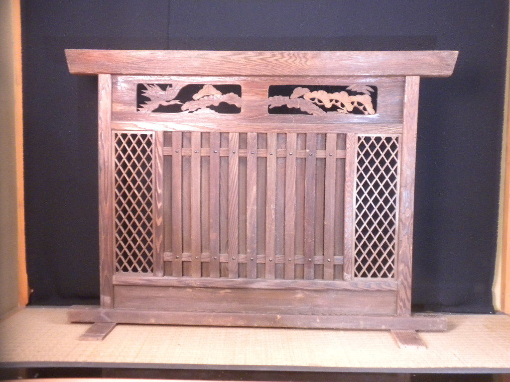 最初の  古い衝立・松に鶴図・杉製・透かし彫・格子付・間仕切り 木工、竹工芸