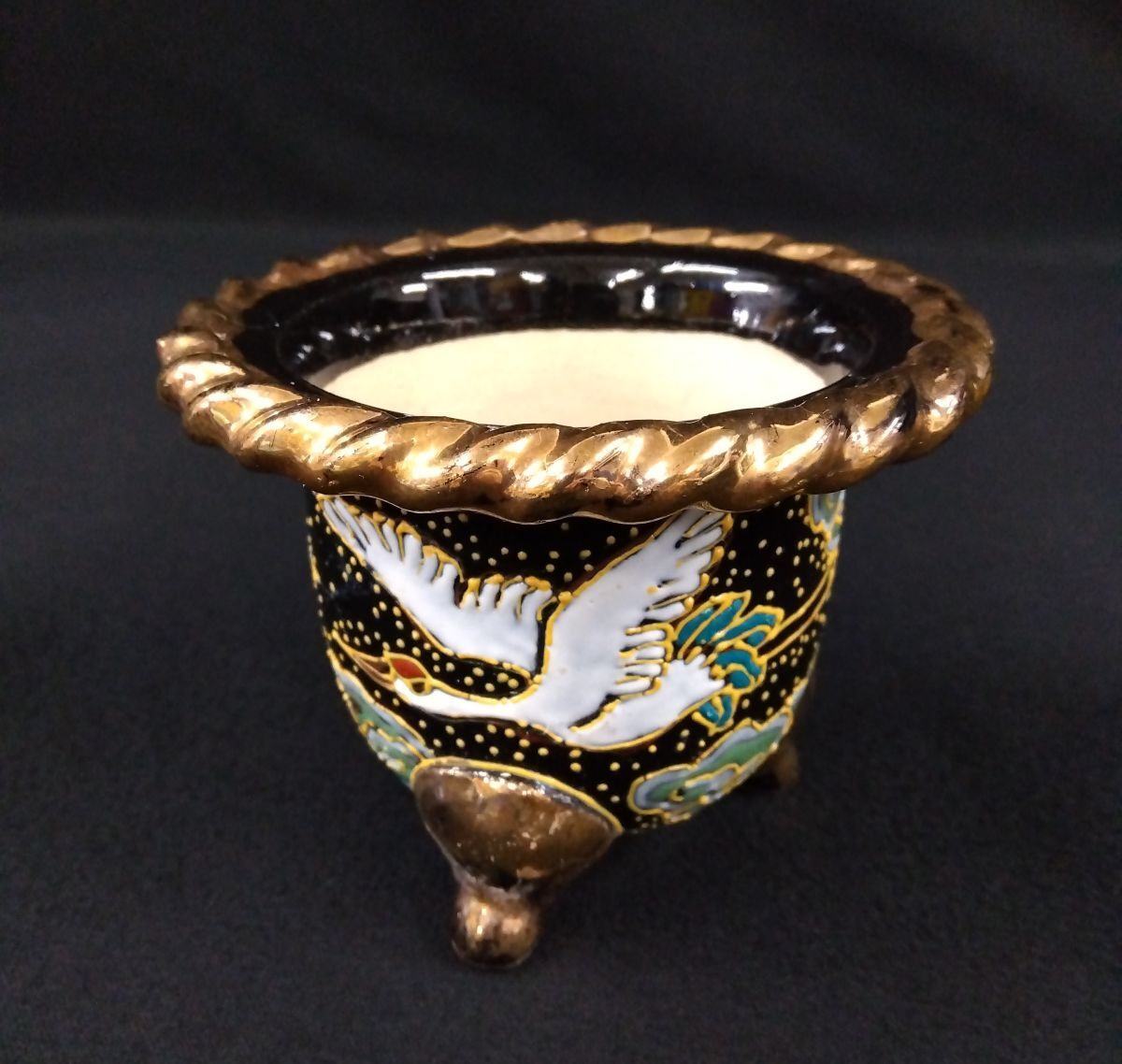 M020 [ gold .. eyes overglaze enamels three pair riches and honours orchid . pot crane writing sama . outer diameter approximately 10.5cm 3.5 number ]/60