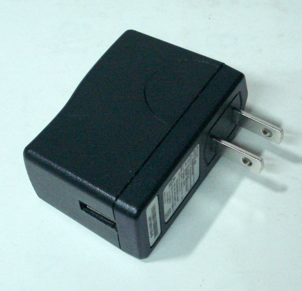 USB充電器　NTTドコモ　HW050100U1W　DC5.0V1.0A　■yh2862-01_画像1