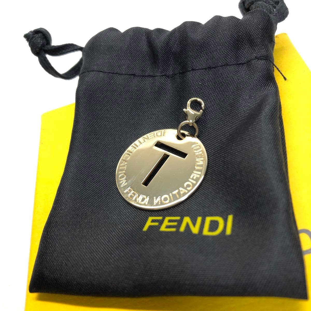 美品】 FENDIフェンディ ペンダントトップ T イニシャル 美品】 FENDIフェンディ ペンダントトップ T イニシャル
