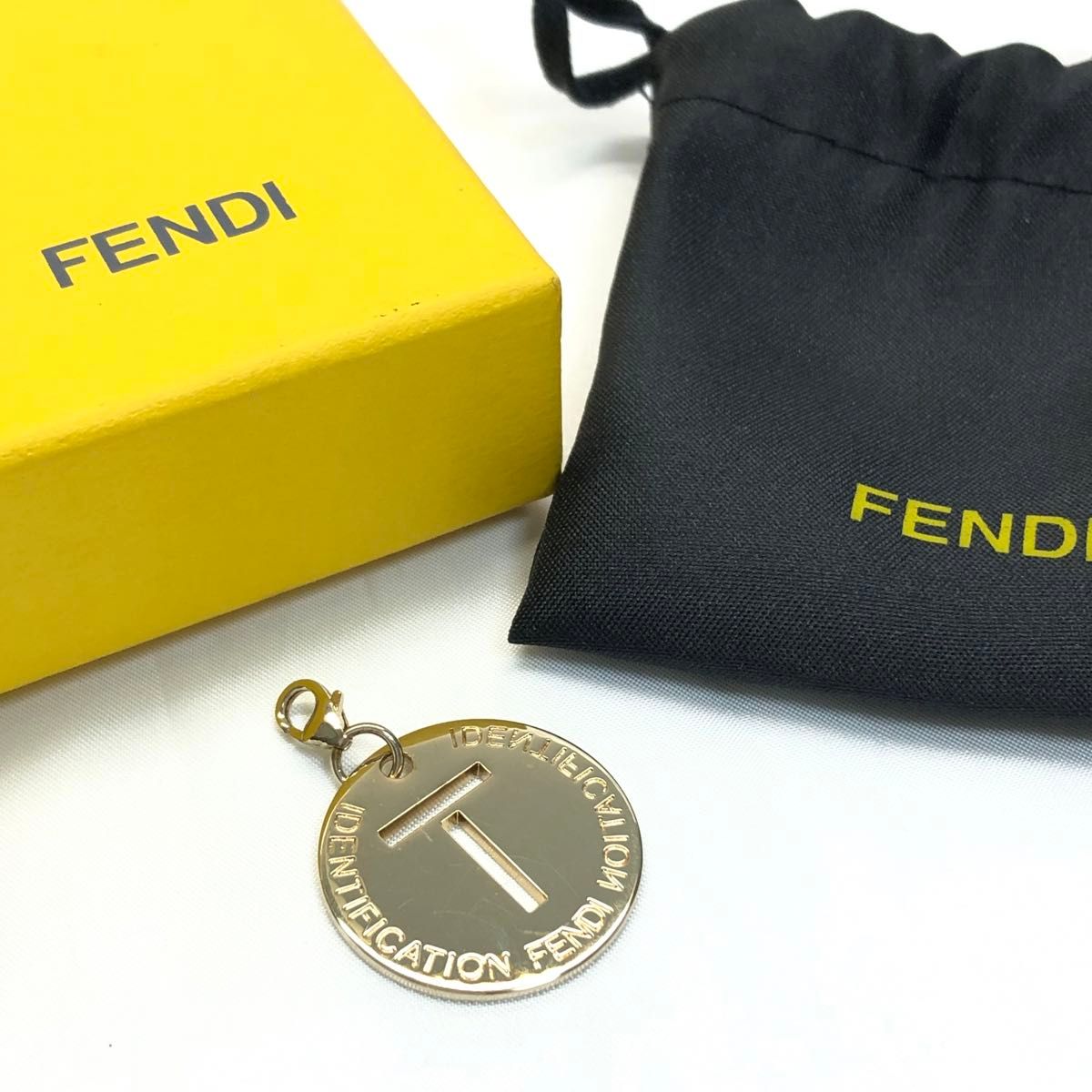 美品】 FENDIフェンディ ペンダントトップ T イニシャル 美品】 FENDIフェンディ ペンダントトップ T イニシャル