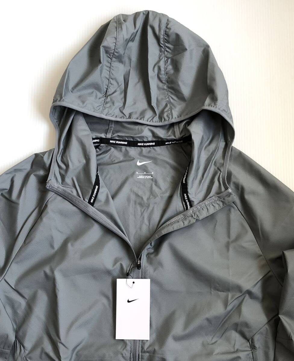 新品 送料込 NIKE RUNNING ESSENTIAL HOODIE JACKET Sサイズ 灰 新品 送料込 NIKE RUNNING ESSENTIAL HOODIE JACKET Sサイズ 灰