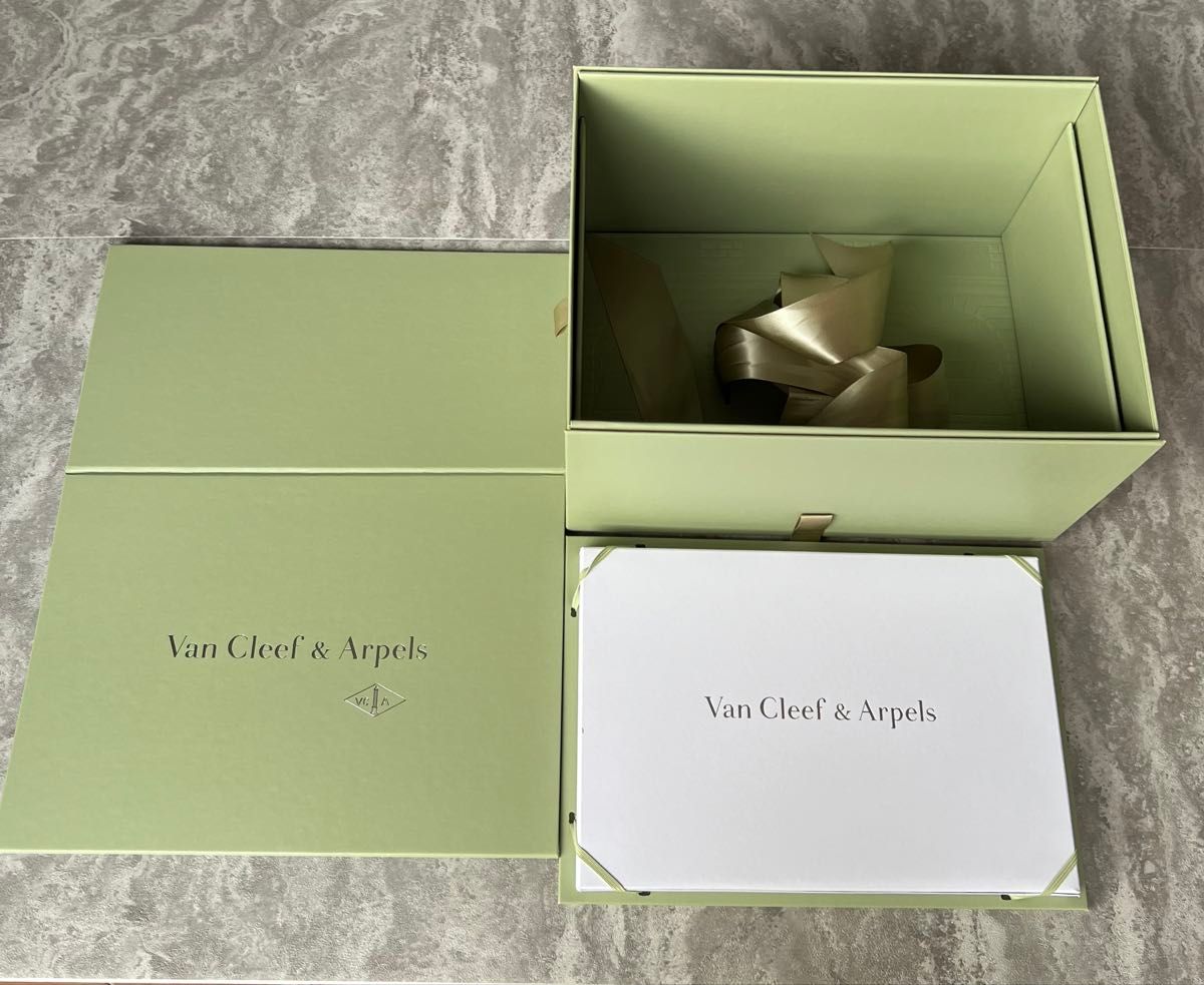 Van Cleef & Arpel ヴァンクリーフ&アーペル ギフトボックス Van Cleef & Arpel ヴァンクリーフ&アーペル ギフトボックス