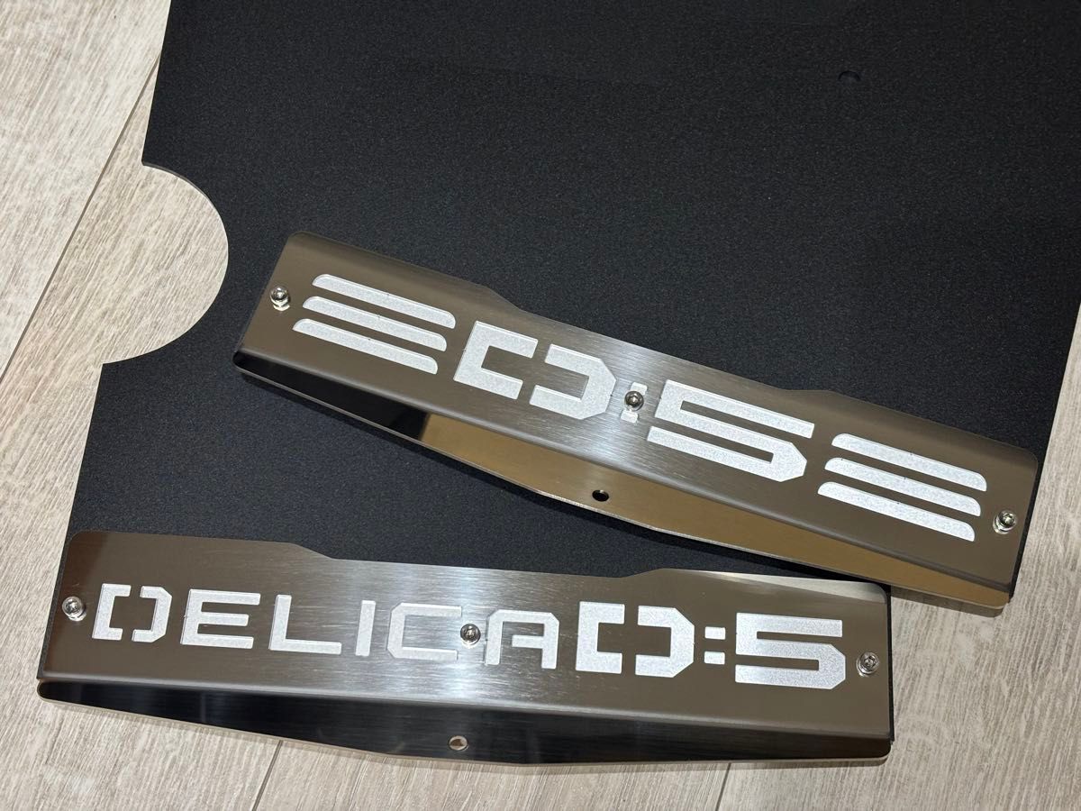 デリカD5 マッドフラップ黒(反射シート付)前期型専用 SUS304 デリカD5 マッドフラップ黒(反射シート付)前期型専用 SUS304