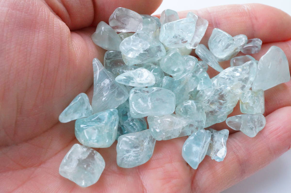 30 year front. stock therefore high quality color tone eminent!madaga Skull production natural aquamarine raw ore 303ct / 60.7g