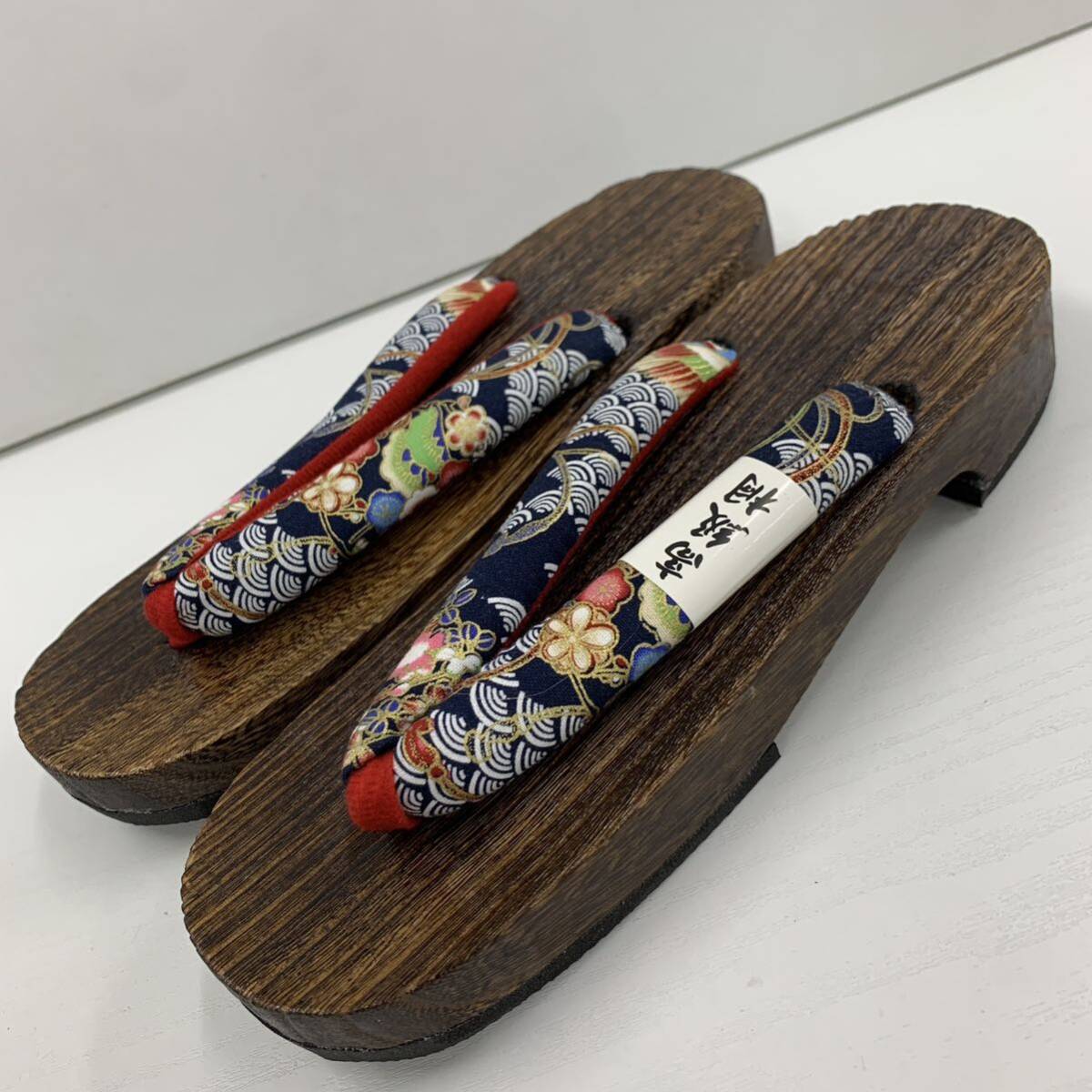 新品 レディース 婦人 下駄 げた ゲタ 和装 履物 雪駄 せった 草履 ぞうり 花柄 和柄 鼻緒サンダル フリーサイズ ネイビー 紺色 osw282
