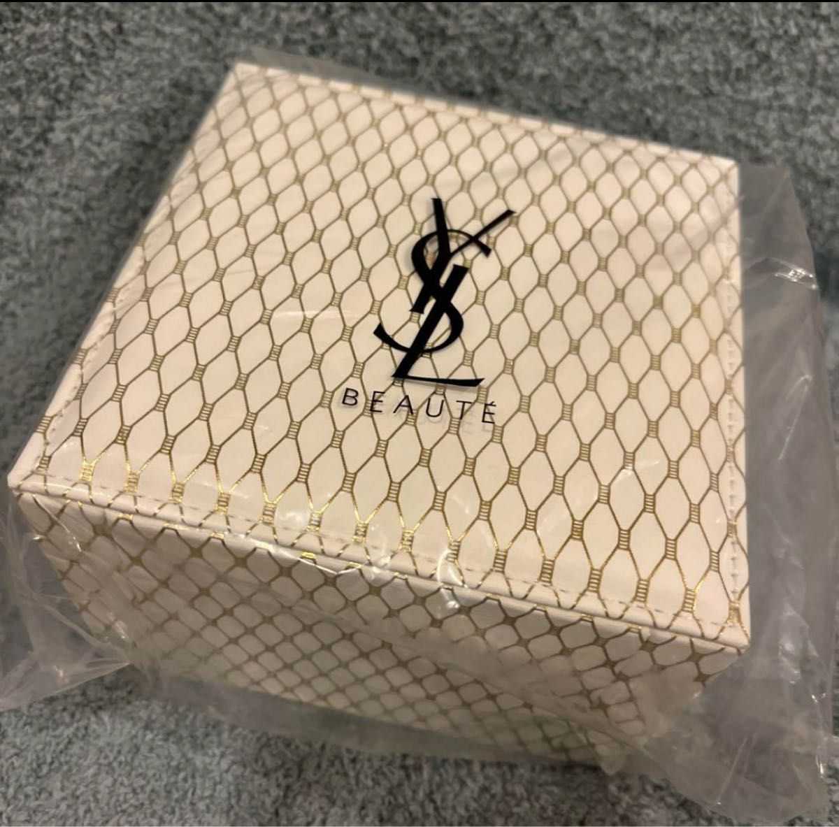 早い者勝ち 再値下げ イヴ・サンローラン 新品未使用 限定品 早い者勝ち 再値下げ イヴ・サンローラン 新品未使用 限定品