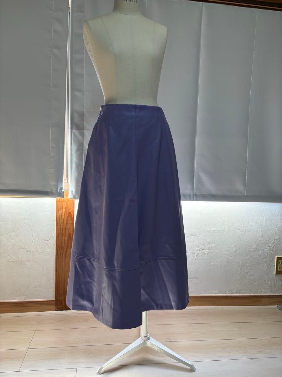 【新品タグ付き】INDIVI フェイクレザー フレアスカート