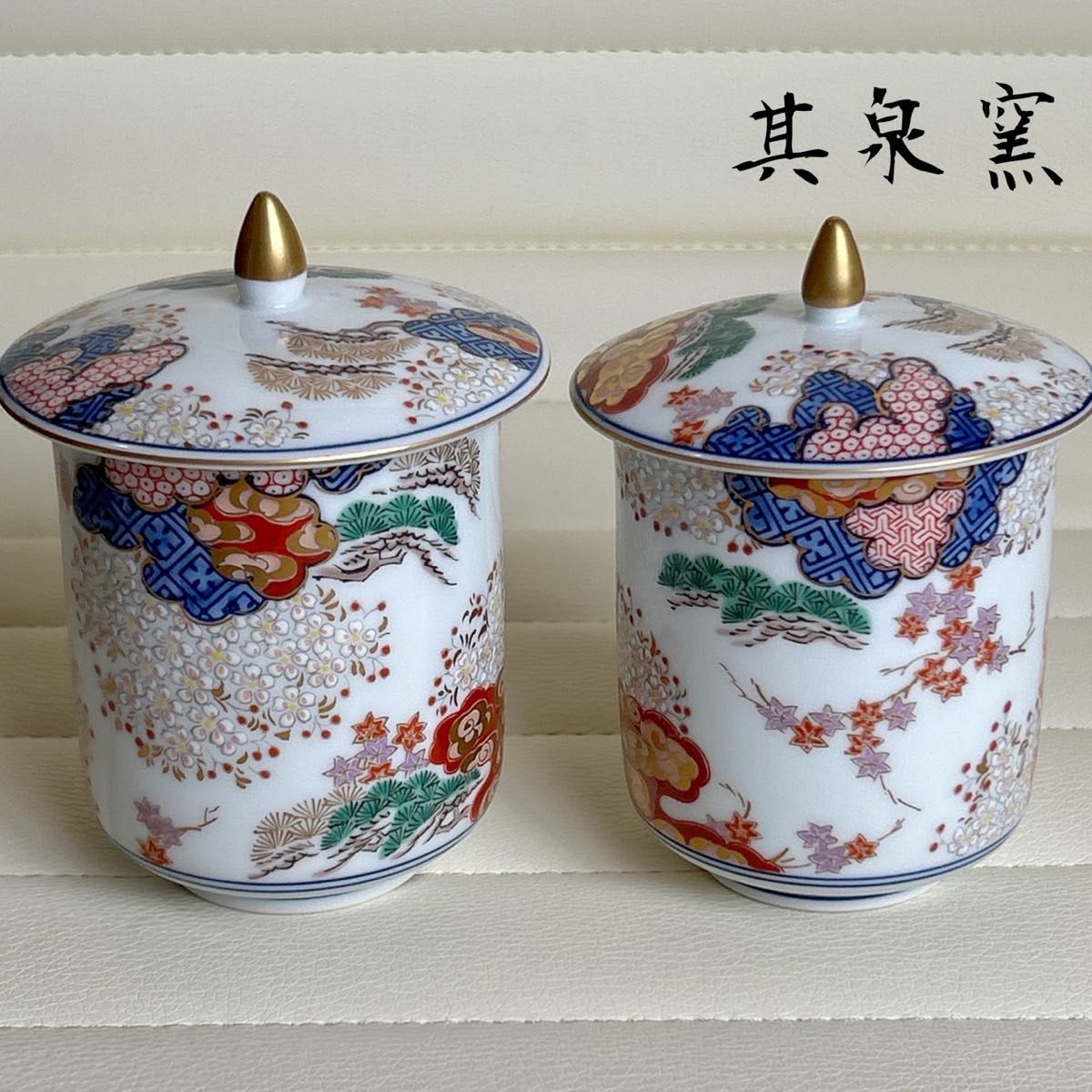 有田焼 賞美童 其泉窯 染錦春秋文 蓋付き湯呑み 2客 金彩 色絵 有田焼 賞美童 其泉窯 染錦春秋文 蓋付き湯呑み 2客 金彩 色絵