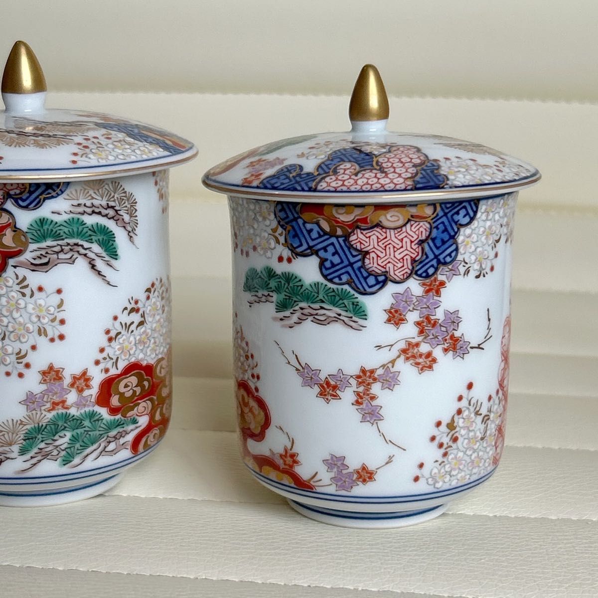 有田焼 賞美童 其泉窯 染錦春秋文 蓋付き湯呑み 2客 金彩 色絵 有田焼 賞美童 其泉窯 染錦春秋文 蓋付き湯呑み 2客 金彩 色絵