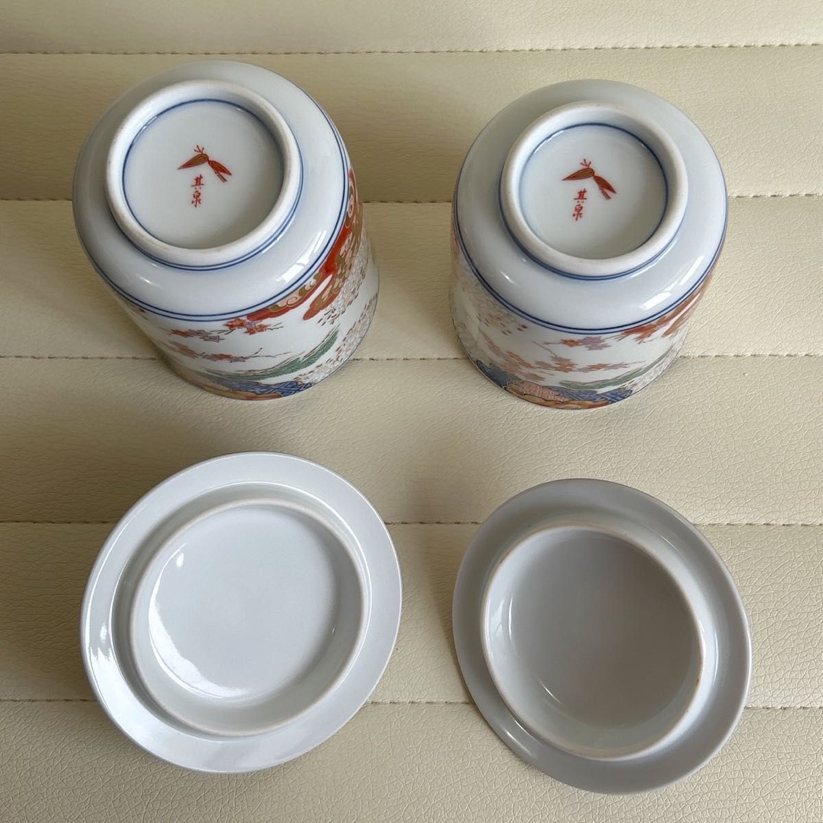有田焼 賞美童 其泉窯 染錦春秋文 蓋付き湯呑み 2客 金彩 色絵 有田焼 賞美童 其泉窯 染錦春秋文 蓋付き湯呑み 2客 金彩 色絵