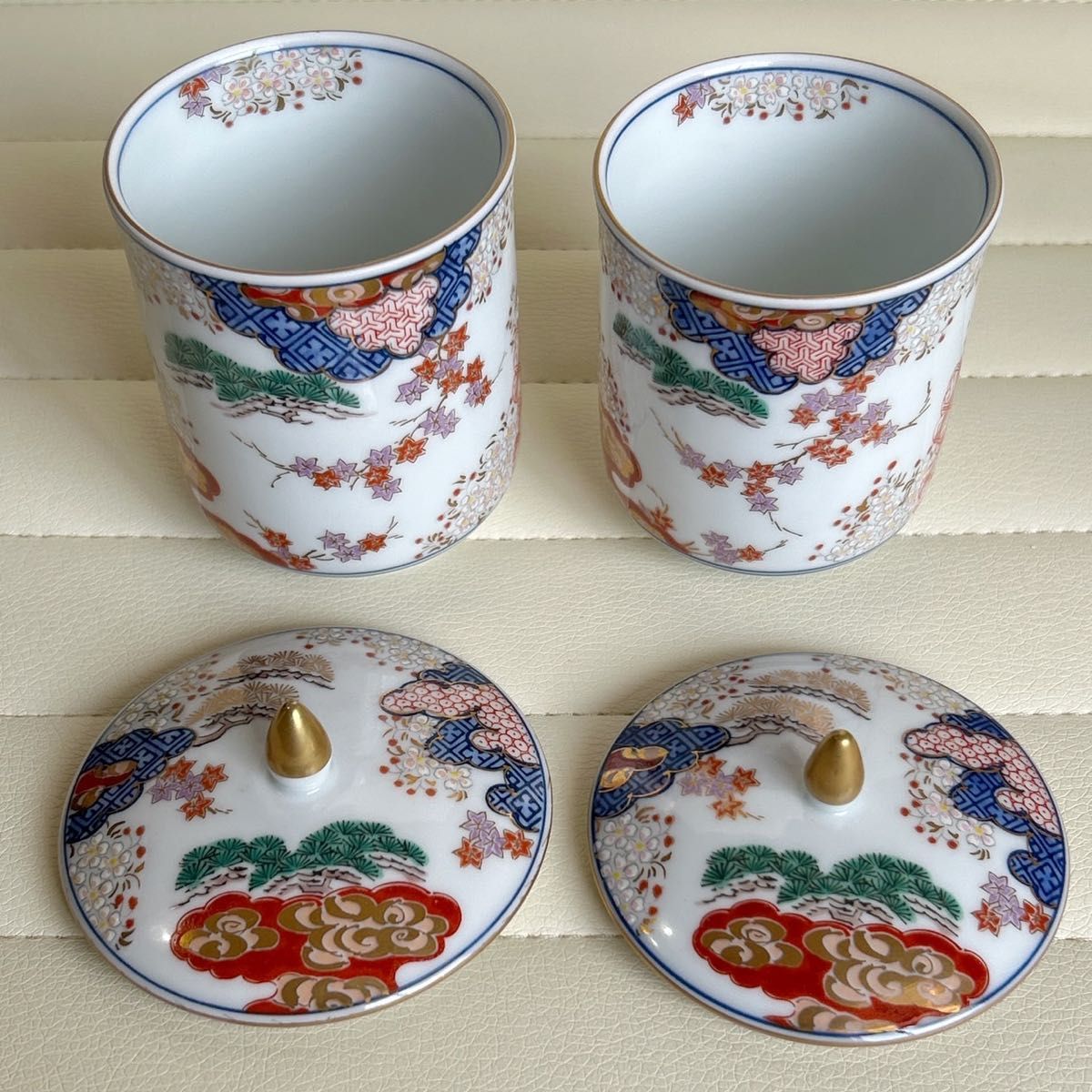 有田焼 賞美童 其泉窯 染錦春秋文 蓋付き湯呑み 2客 金彩 色絵 有田焼 賞美童 其泉窯 染錦春秋文 蓋付き湯呑み 2客 金彩 色絵