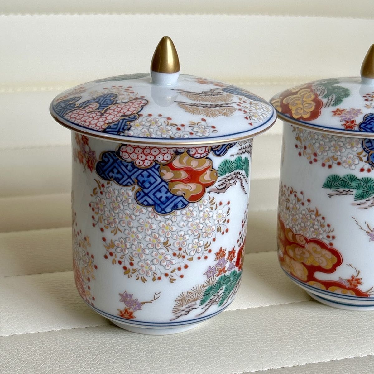 有田焼 賞美童 其泉窯 染錦春秋文 蓋付き湯呑み 2客 金彩 色絵 有田焼 賞美童 其泉窯 染錦春秋文 蓋付き湯呑み 2客 金彩 色絵
