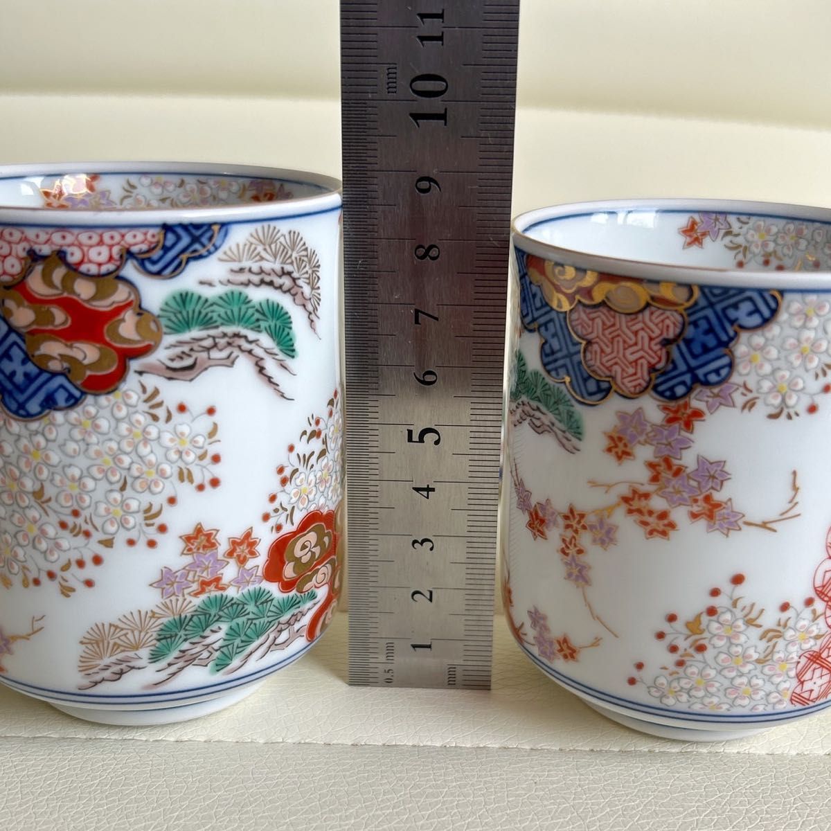 有田焼 賞美童 其泉窯 染錦春秋文 蓋付き湯呑み 2客 金彩 色絵 有田焼 賞美童 其泉窯 染錦春秋文 蓋付き湯呑み 2客 金彩 色絵