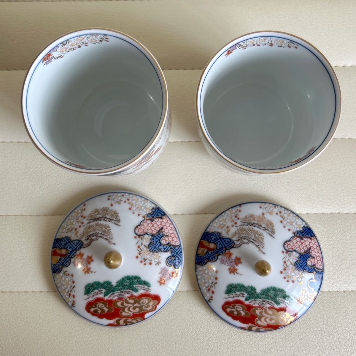 有田焼 賞美童 其泉窯 染錦春秋文 蓋付き湯呑み 2客 金彩 色絵 有田焼 賞美童 其泉窯 染錦春秋文 蓋付き湯呑み 2客 金彩 色絵