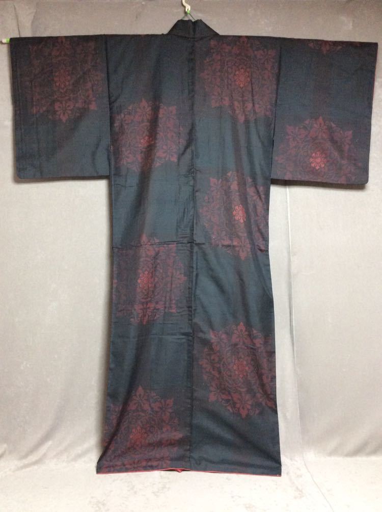 QM2254 和装 着物 本場大島紬 絹素材 黒地 赤の花文様_画像2