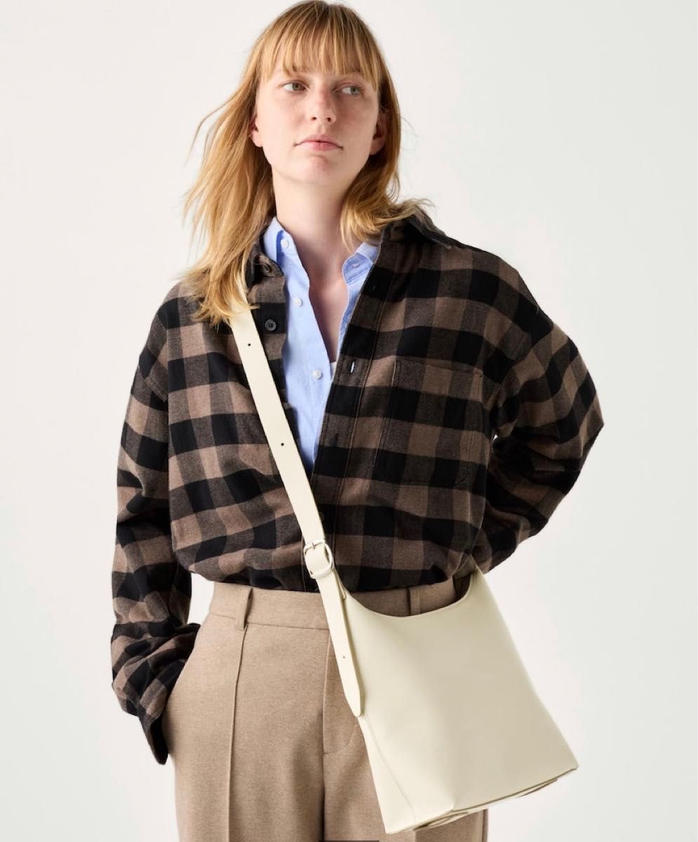 オフホワイト☆スクエアレザーショルダーバッグ 新品 ユニクロ UNIQLO レザータッチスクエアショルダーバッグ
