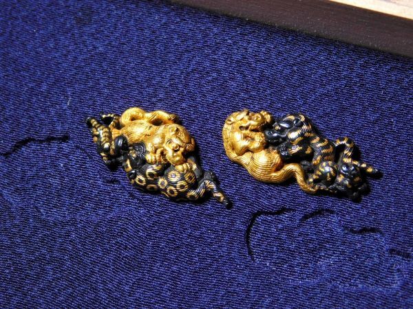 煙草入れ金具 達磨 金工象嵌 在銘 後藤法眼 (後藤一乗)二つセット 骨董古美術 Yahoo!オークション - 名人・後藤一乗在銘 赤銅地二疋虎図目貫