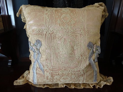 Grace antique moreover, Vintage silk satin .no Le Mans ti- race, down ( feathers /. already )100%. pillow / cushion rare . doll .