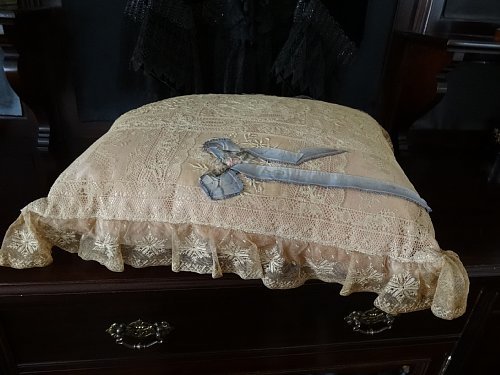 Grace antique moreover, Vintage silk satin .no Le Mans ti- race, down ( feathers /. already )100%. pillow / cushion rare . doll .