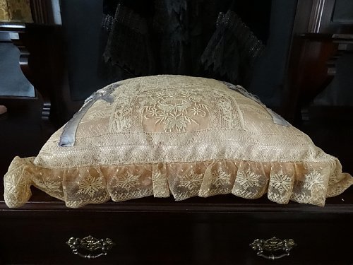 Grace antique moreover, Vintage silk satin .no Le Mans ti- race, down ( feathers /. already )100%. pillow / cushion rare . doll .